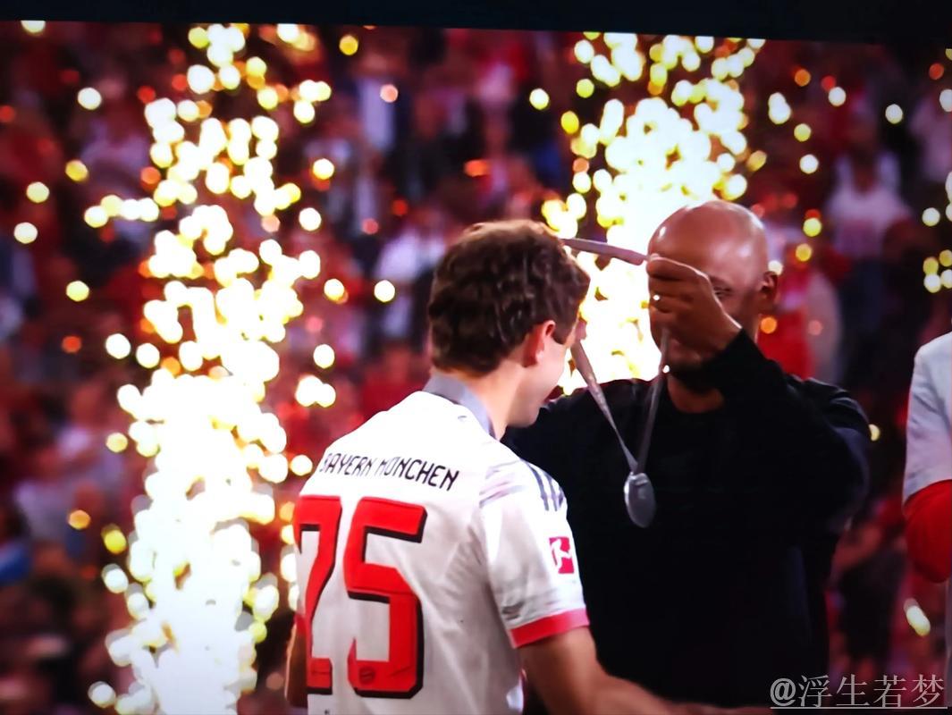 35岁中国球星惊艳世俱杯！角球直接得分震惊拜仁门将，与穆勒畅谈